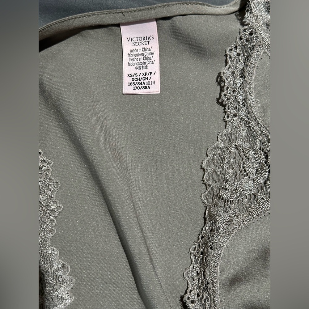 Victoria's Secret: Women’s Open Kimono- Size XS - Picture 3 of 7